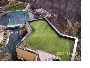 Roof-top golf green with undulations